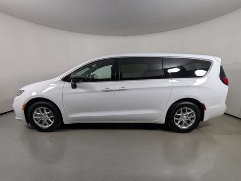 New 2026 Chrysler Pacifica Select FWD image 4
