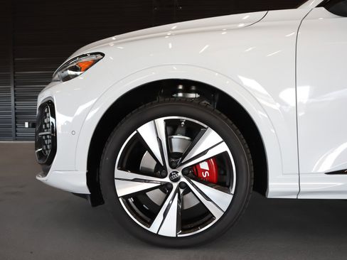 New 2025 Audi SQ5 Prestige image 5