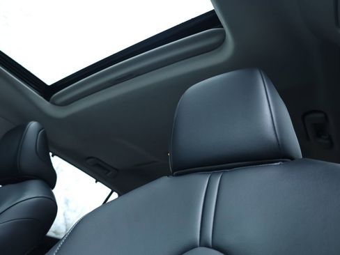 Used 2025 Toyota Highlander XLE image 11