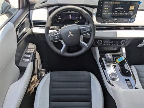New 2025 Mitsubishi Outlander SE image 16