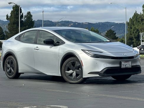 Used 2023 Toyota Prius LE FWD image 2