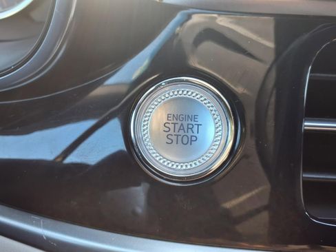 Used 2025 Genesis G70 2.5T image 8