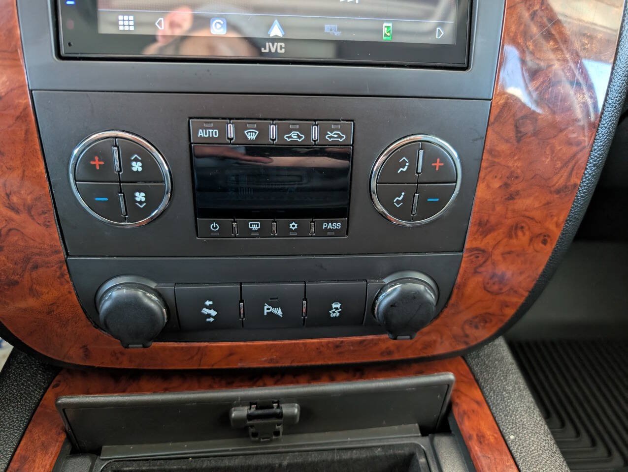 Used 2013 Chevrolet Avalanche LTZ AWD/4WD image 24