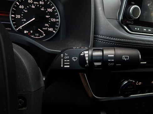 Used 2025 Nissan Rogue SV FWD image 36