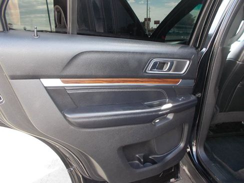 Used 2017 Ford Explorer Limited image 29