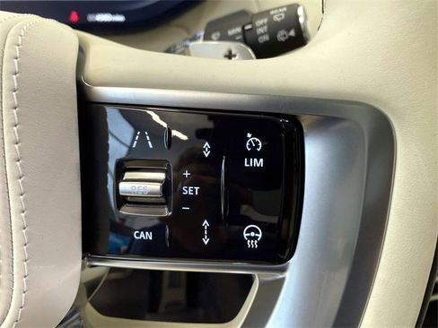 Used 2025 Land Rover Range Rover Long Wheelbase SE image 8