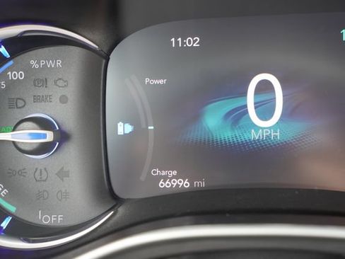 Used 2024 Chrysler Pacifica Limited FWD image 7