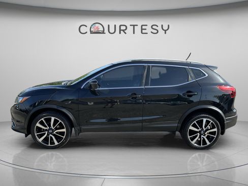 Used 2017 Nissan Rogue Sport SL image 2