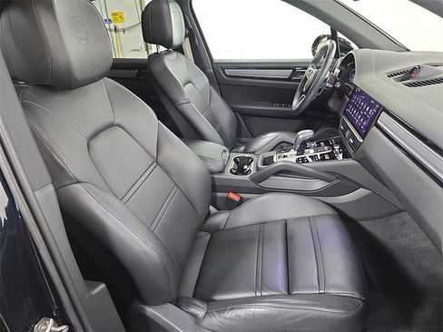 Used 2023 Porsche Cayenne Platinum Edition image 27