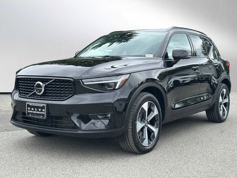 Used 2025 Volvo XC40 B5 Plus w/ Protection Package Premier AWD/4WD image 7