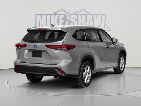 Used 2022 Toyota Highlander XLE AWD/4WD image 2