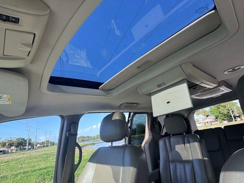 Used 2014 Chrysler Town & Country Touring-L w/ Driver Convenience Group image 20