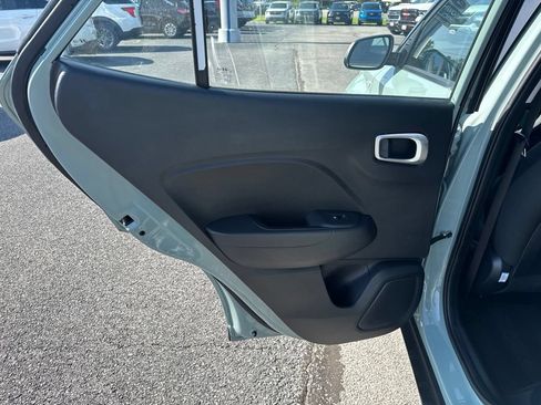 Used 2025 Hyundai Venue SE FWD image 25