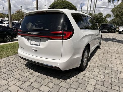 Used 2024 Chrysler Pacifica Touring FWD image 37