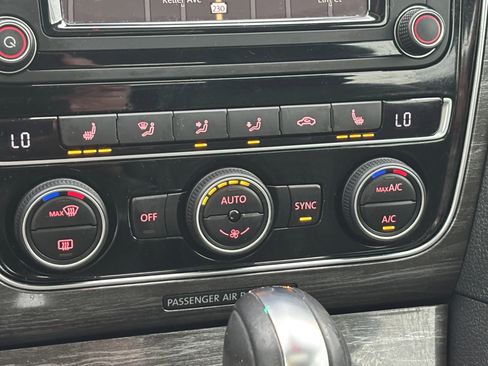 Used 2017 Volkswagen Passat 1.8T SEL Premium image 23