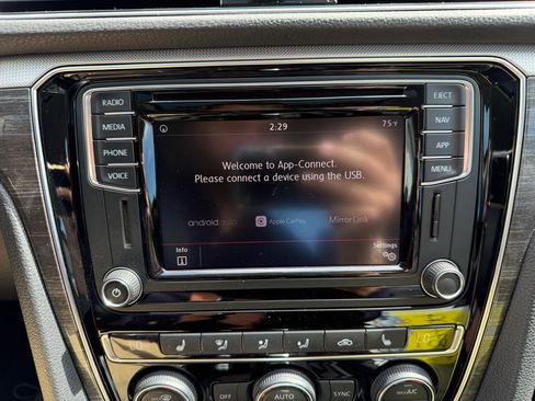 Used 2018 Volkswagen Passat 2.0T SE FWD image 40