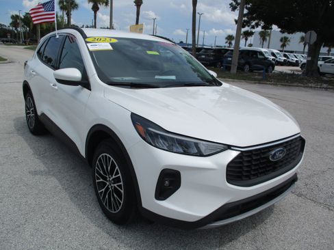 Certified 2023 Ford Escape SE image 1