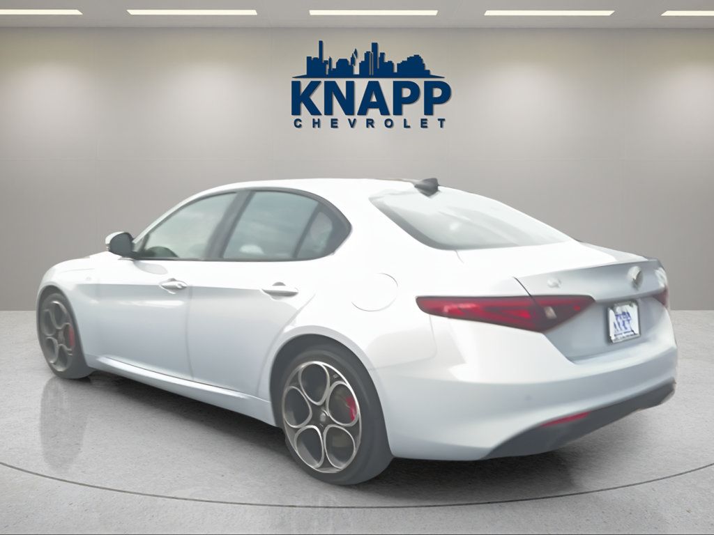 Used 2022 Alfa Romeo Giulia Ti AWD/4WD image 3