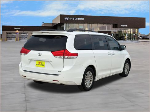Used 2011 Toyota Sienna XLE w/ XLE Navigation Pkg FWD image 9