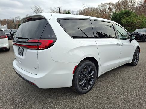 New 2026 Chrysler Pacifica Select image 4