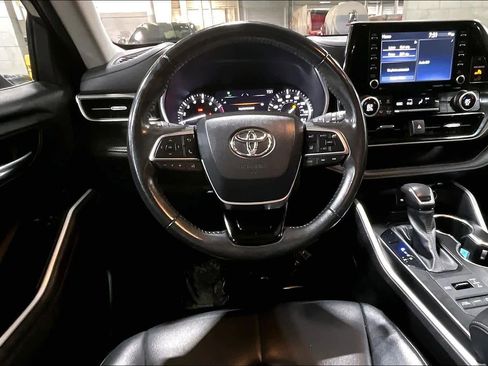 Used 2021 Toyota Highlander XLE image 6
