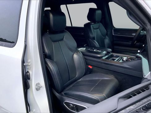 Used 2022 Jeep Wagoneer Series III w/ Premium Group I AWD/4WD image 9