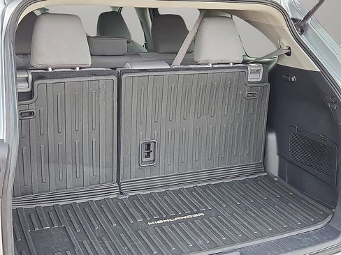 Used 2023 Toyota Highlander L image 8