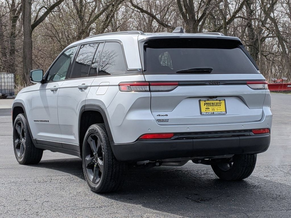 Used 2023 Jeep Grand Cherokee Altitude AWD/4WD image 5