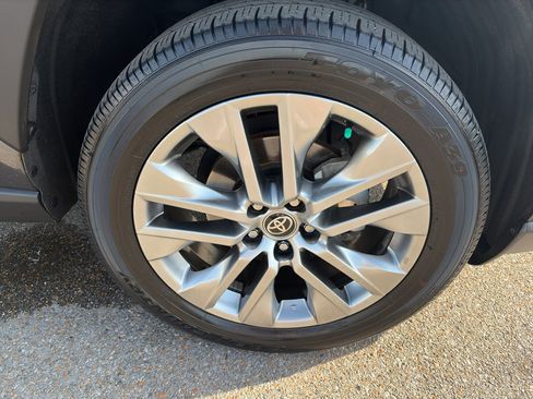 Used 2023 Toyota RAV4 XLE Premium image 29