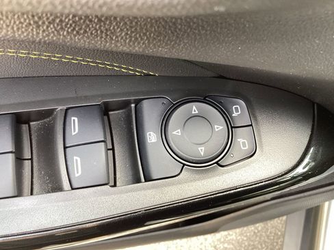 Used 2024 Chevrolet Trax LT w/ Sunroof Package FWD image 45