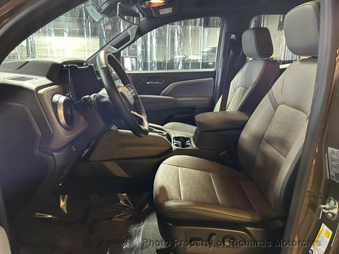 Used 2024 Chevrolet Colorado ZR2 w/ ZR2 Convenience Package III AWD/4WD image 13