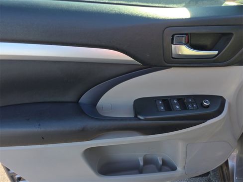 Used 2017 Toyota Highlander XLE image 18
