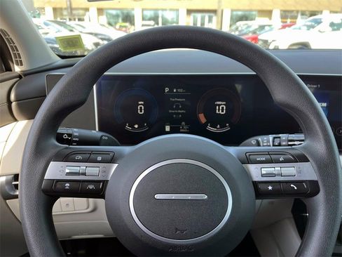 Certified 2025 Hyundai Tucson SE image 24