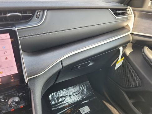 New 2025 Jeep Grand Cherokee L Limited image 27