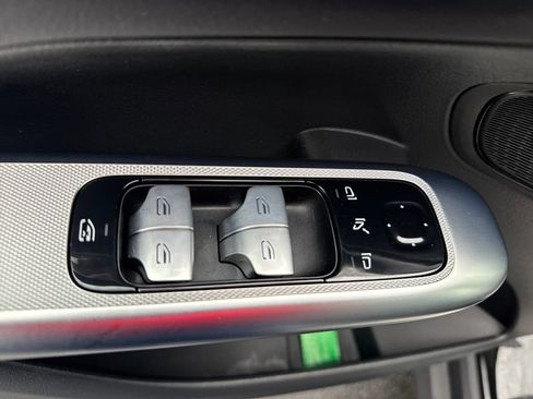 Used 2025 Mercedes-Benz GLC 300 4MATIC image 13