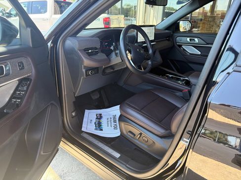 Used 2025 Ford Explorer Platinum AWD/4WD image 9