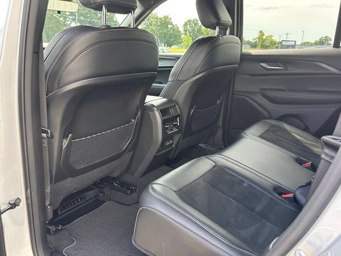 Used 2025 Jeep Grand Cherokee Altitude AWD/4WD image 15