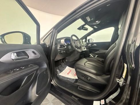 Used 2025 Chrysler Pacifica Select FWD image 2