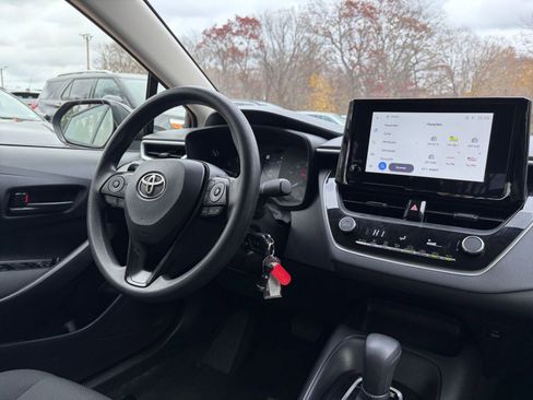 Used 2025 Toyota Corolla LE image 32