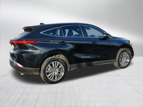 Used 2024 Toyota Venza XLE image 3