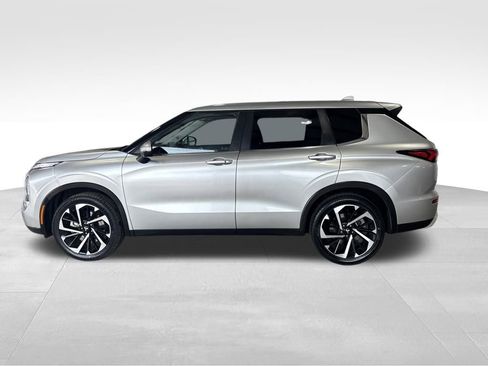 Used 2024 Mitsubishi Outlander SE Black Edition image 2