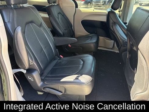 Used 2022 Chrysler Pacifica Touring-L AWD/4WD image 7
