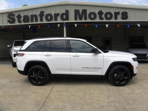 Used 2023 Jeep Grand Cherokee Limited w/ Black Appearance Package AWD/4WD image 2