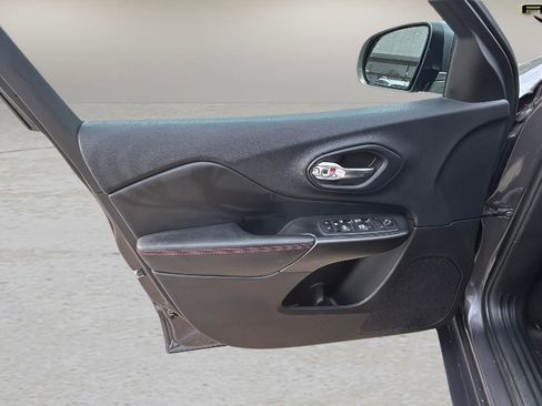 Used 2020 Jeep Cherokee Trailhawk image 16