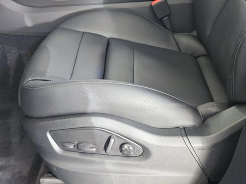 Certified 2025 Porsche Cayenne image 23