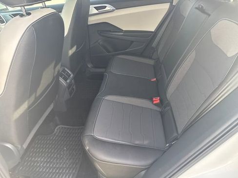 Certified 2025 Volkswagen Taos SE w/ Panoramic Sunroof Package image 30