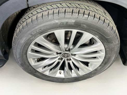 Used 2023 Toyota Highlander Platinum AWD/4WD image 31