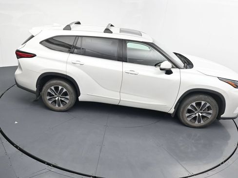 Used 2022 Toyota Highlander XLE AWD/4WD image 17