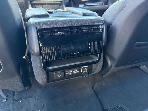 Used 2024 Jeep Wagoneer L Series II image 22