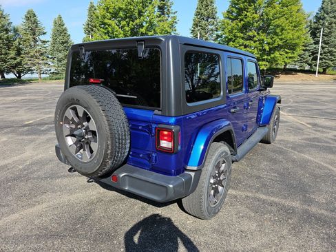 Used 2018 Jeep Wrangler Unlimited Sahara AWD/4WD image 6